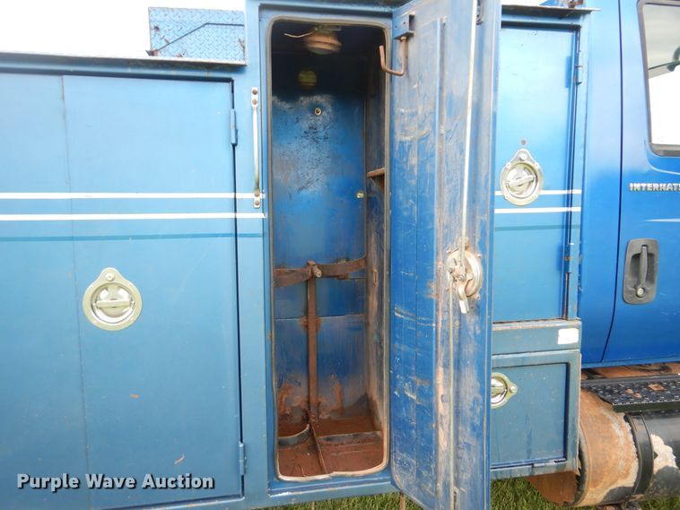 image for item DI0330 2007 International 4300  utility truck with crane