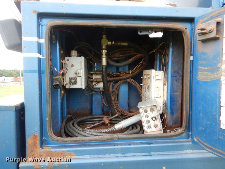 image for item DI0330 2007 International 4300  utility truck with crane