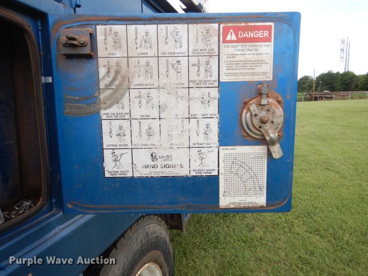 image for item DI0330 2007 International 4300  utility truck with crane