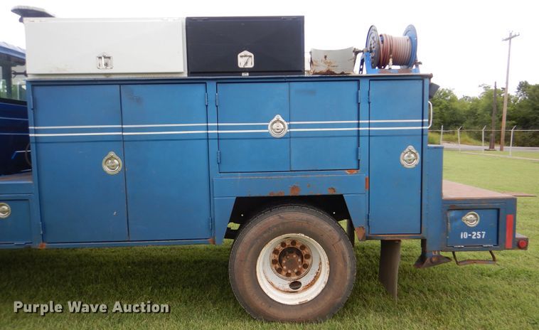 image for item DI0330 2007 International 4300  utility truck with crane