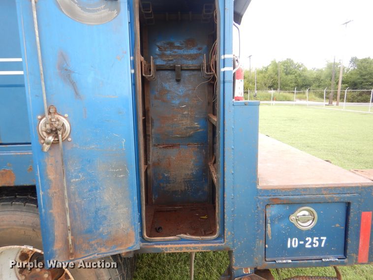 image for item DI0330 2007 International 4300  utility truck with crane