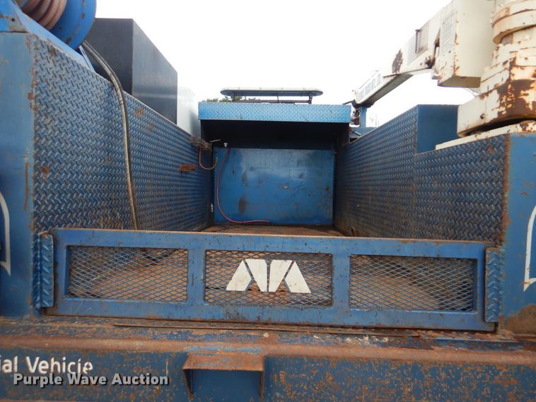 image for item DI0330 2007 International 4300  utility truck with crane