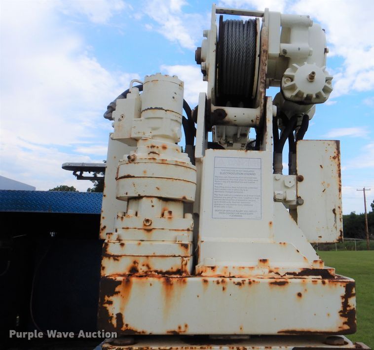 image for item DI0330 2007 International 4300  utility truck with crane