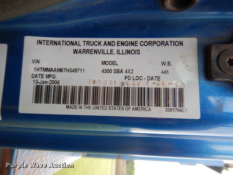 image for item DI0330 2007 International 4300  utility truck with crane