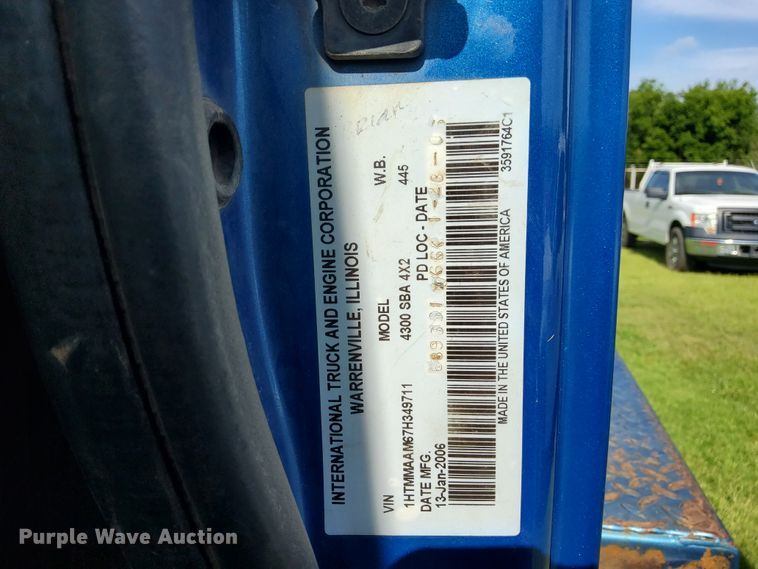 image for item DI0330 2007 International 4300  utility truck with crane