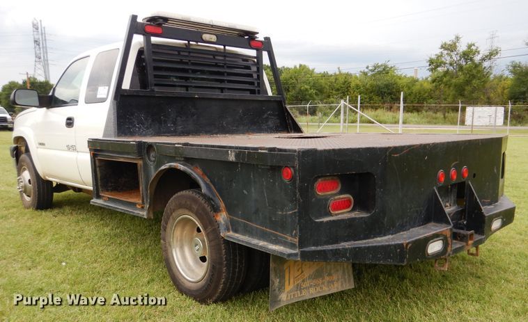 image for item DI0362 2004 Chevrolet Silverado 3500  Ext. Cab flatbed pickup truck