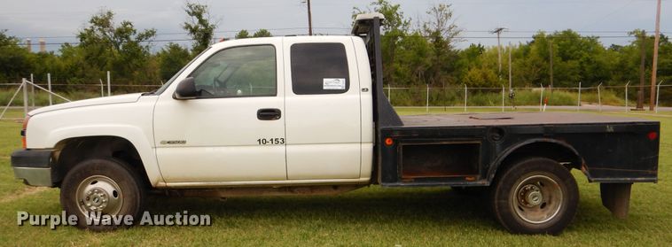 image for item DI0362 2004 Chevrolet Silverado 3500  Ext. Cab flatbed pickup truck
