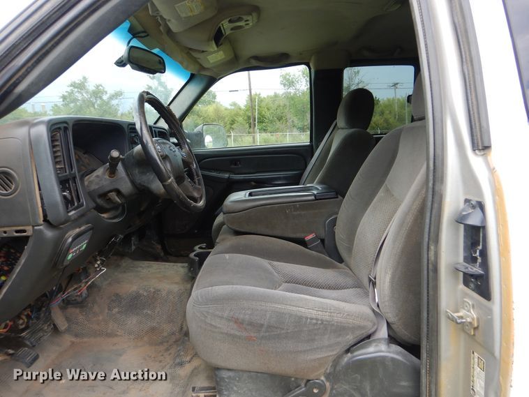 image for item DI0362 2004 Chevrolet Silverado 3500  Ext. Cab flatbed pickup truck