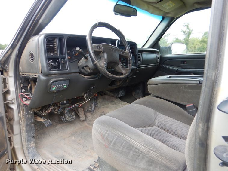 image for item DI0362 2004 Chevrolet Silverado 3500  Ext. Cab flatbed pickup truck