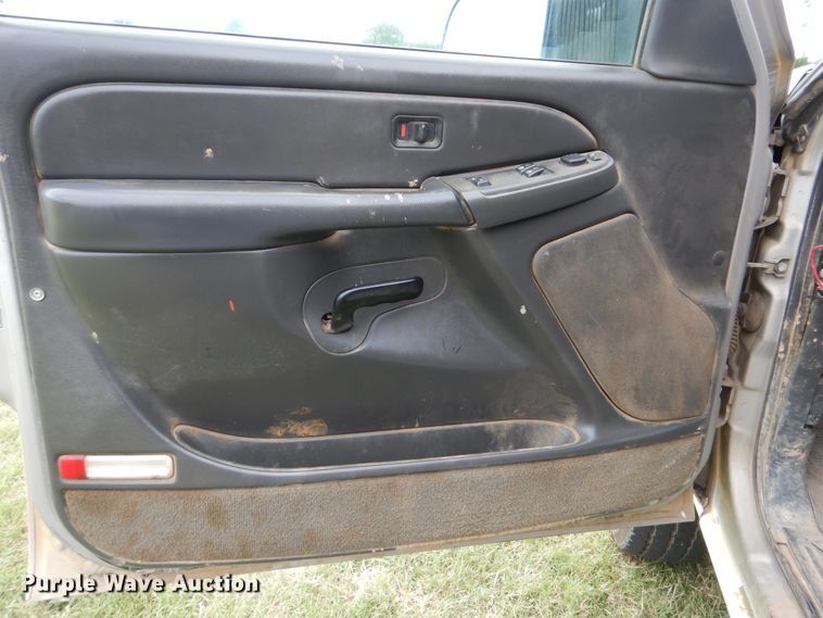 image for item DI0362 2004 Chevrolet Silverado 3500  Ext. Cab flatbed pickup truck