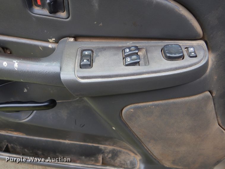 image for item DI0362 2004 Chevrolet Silverado 3500  Ext. Cab flatbed pickup truck