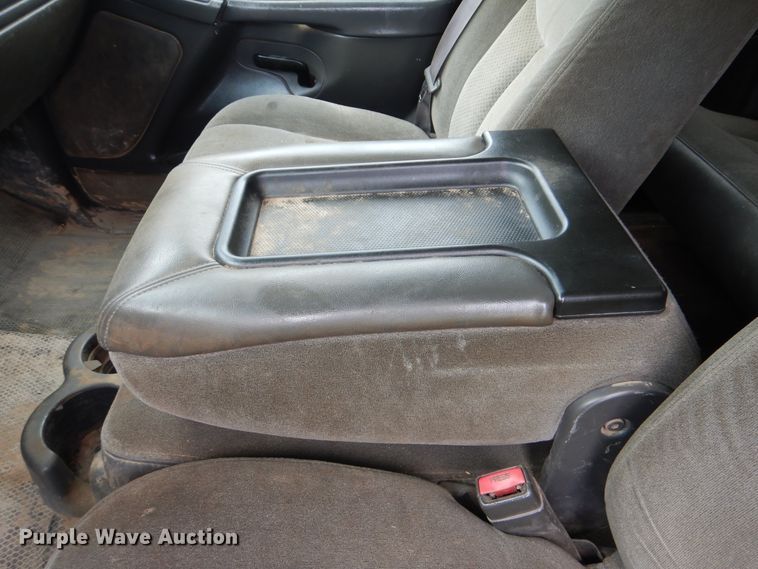 image for item DI0362 2004 Chevrolet Silverado 3500  Ext. Cab flatbed pickup truck