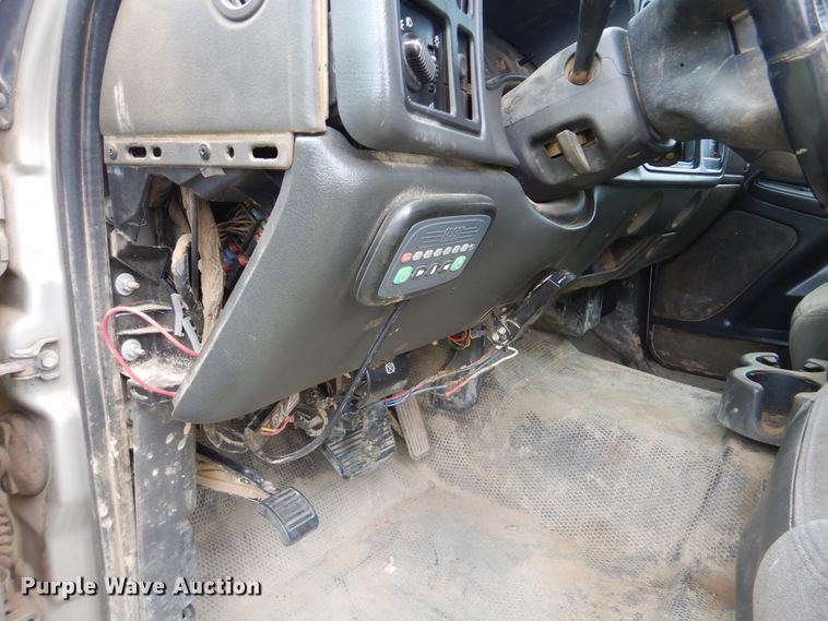 image for item DI0362 2004 Chevrolet Silverado 3500  Ext. Cab flatbed pickup truck