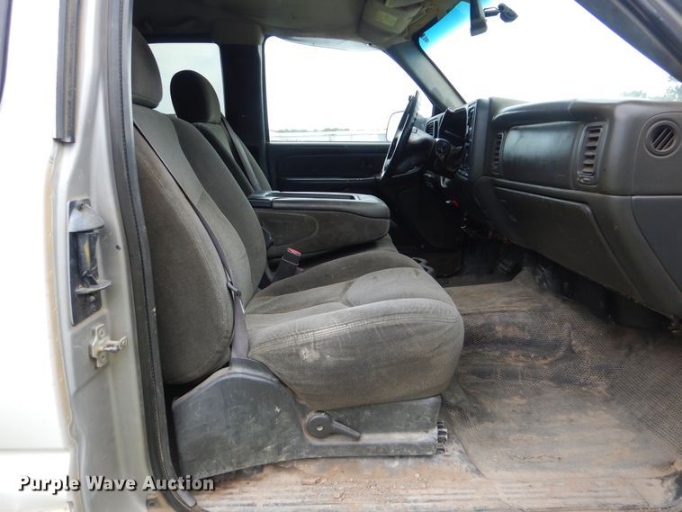 image for item DI0362 2004 Chevrolet Silverado 3500  Ext. Cab flatbed pickup truck