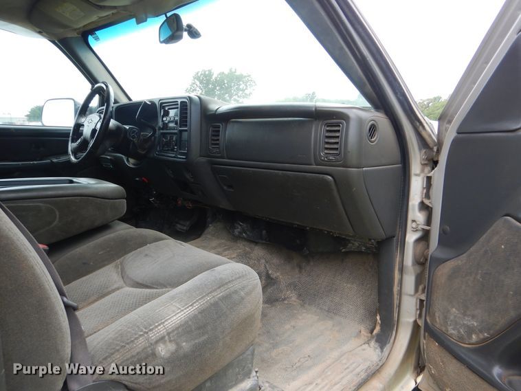 image for item DI0362 2004 Chevrolet Silverado 3500  Ext. Cab flatbed pickup truck