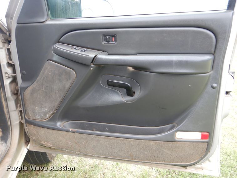 image for item DI0362 2004 Chevrolet Silverado 3500  Ext. Cab flatbed pickup truck