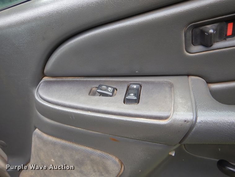 image for item DI0362 2004 Chevrolet Silverado 3500  Ext. Cab flatbed pickup truck