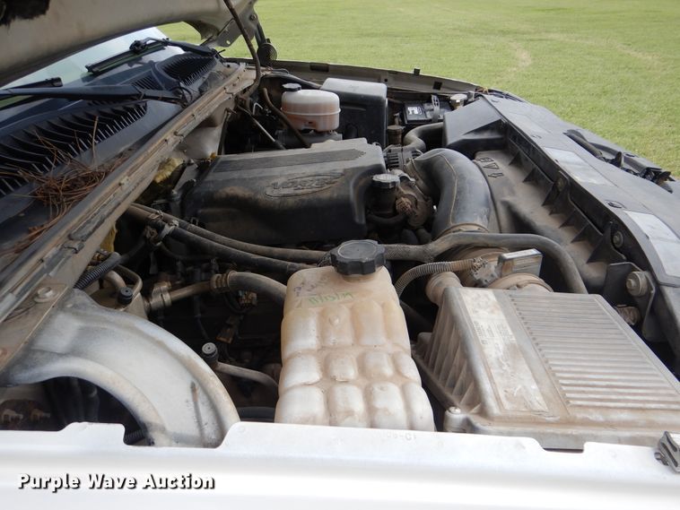 image for item DI0362 2004 Chevrolet Silverado 3500  Ext. Cab flatbed pickup truck