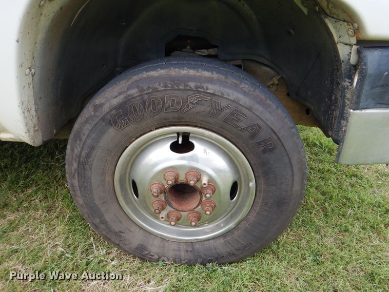 image for item DI0362 2004 Chevrolet Silverado 3500  Ext. Cab flatbed pickup truck