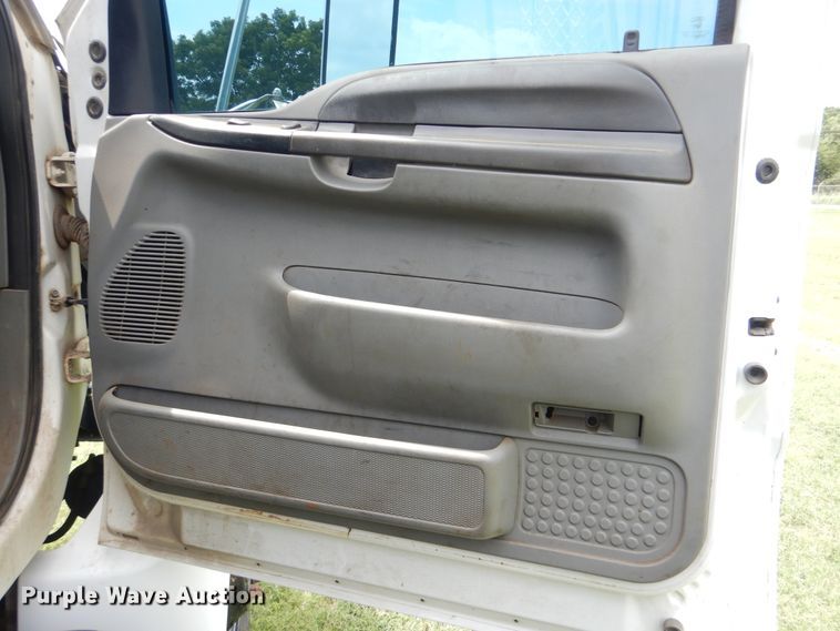 image for item HJ9894 2006 Ford F750 Super Duty  flatbed truck