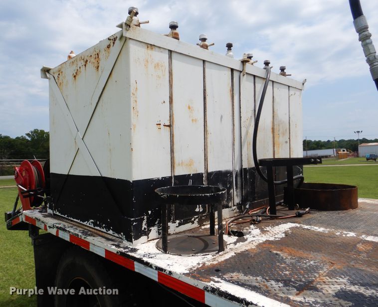 image for item HJ9894 2006 Ford F750 Super Duty  flatbed truck