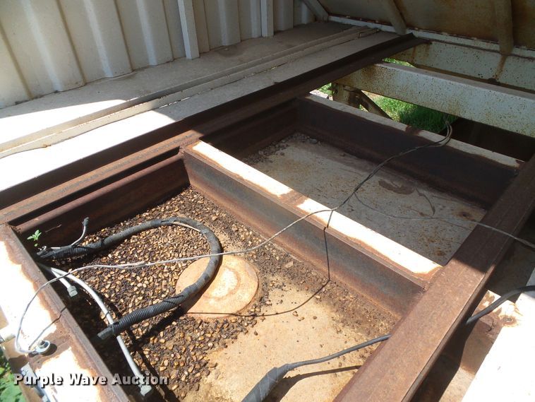 image for item DD0392 1999 shop built single hopper bottom grain trailer