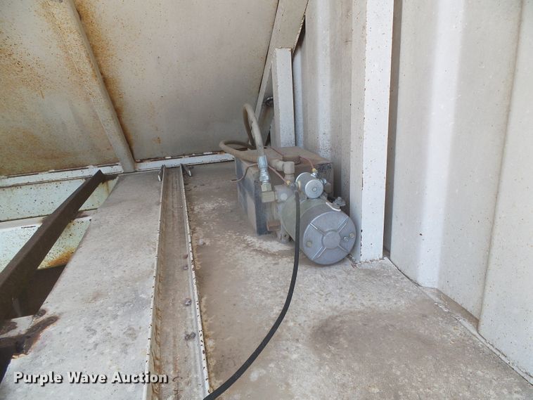 image for item DD0392 1999 shop built single hopper bottom grain trailer