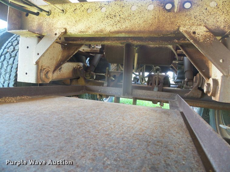 image for item DD0392 1999 shop built single hopper bottom grain trailer