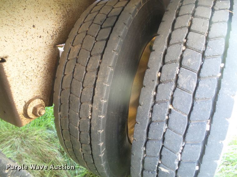 image for item DD0392 1999 shop built single hopper bottom grain trailer