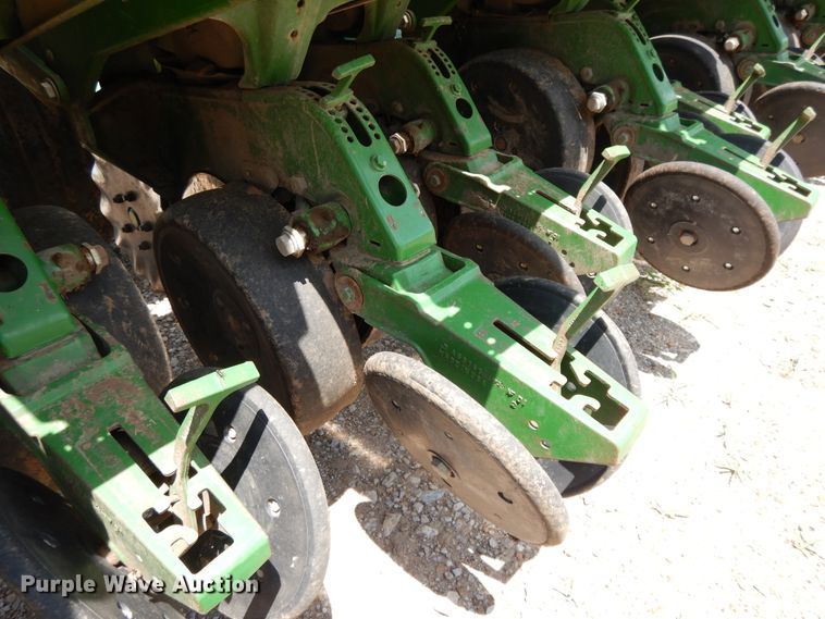 image for item DF5262 2004 John Deere 1780 no-till planter