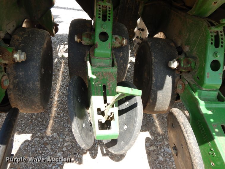 image for item DF5262 2004 John Deere 1780 no-till planter