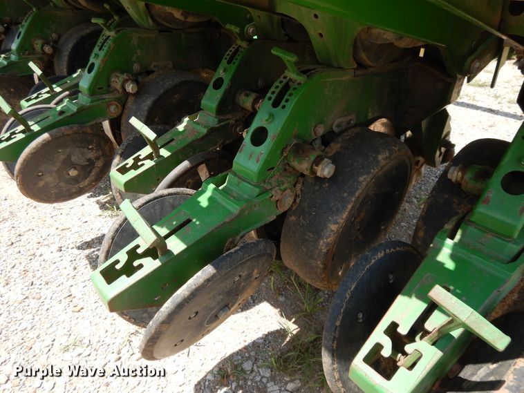 image for item DF5262 2004 John Deere 1780 no-till planter