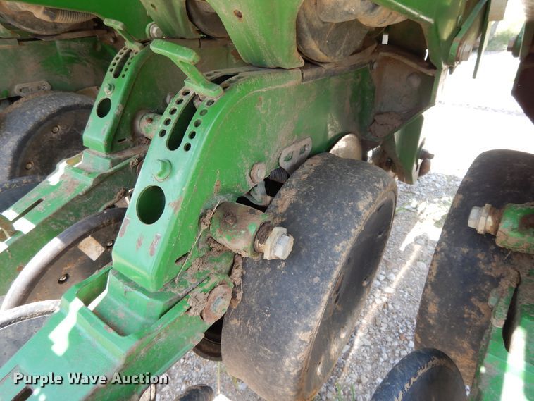 image for item DF5262 2004 John Deere 1780 no-till planter