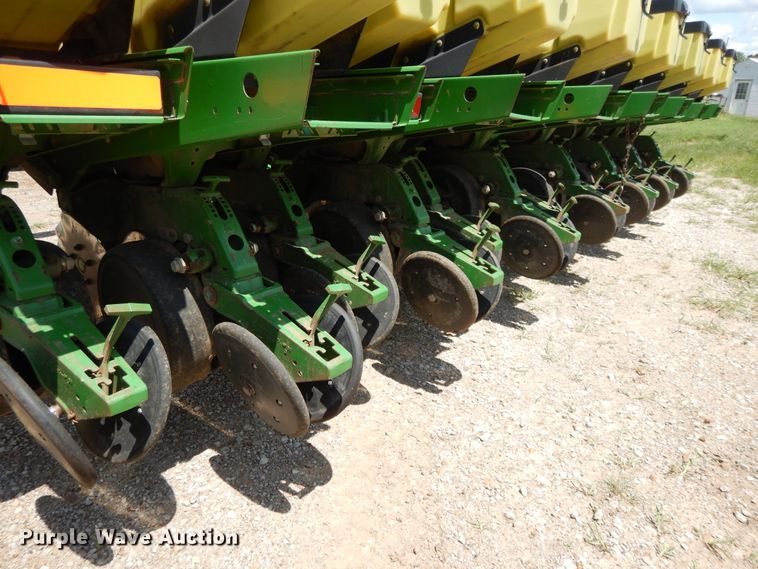 image for item DF5262 2004 John Deere 1780 no-till planter