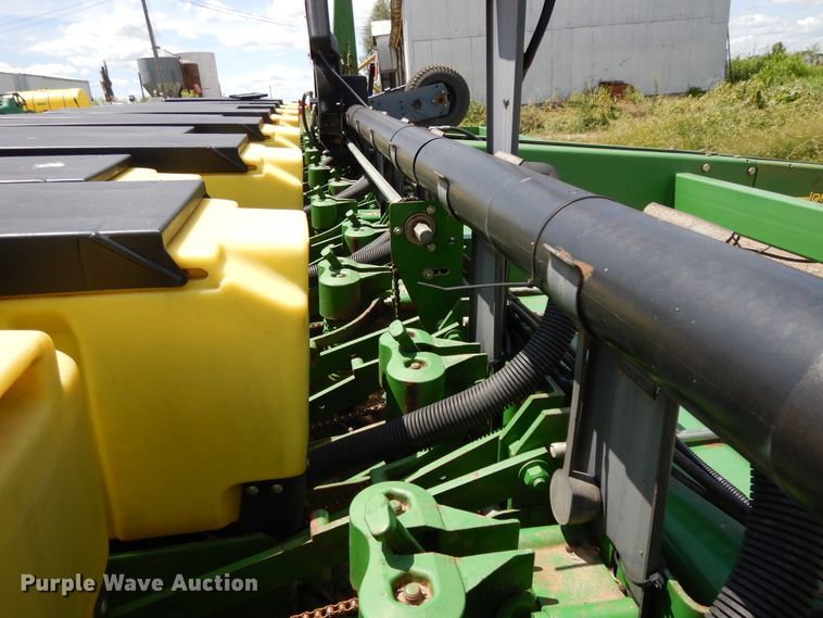 image for item DF5262 2004 John Deere 1780 no-till planter