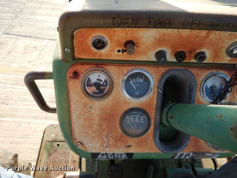 image for item DF5272 1966 Oliver 1650  tractor