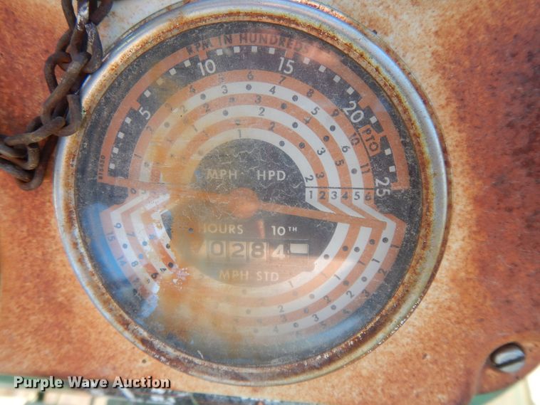 image for item DF5272 1966 Oliver 1650  tractor