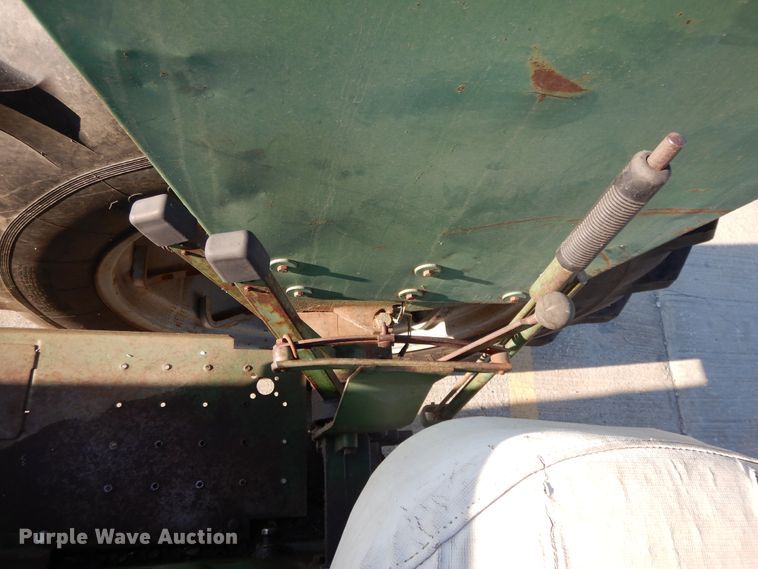 image for item DF5272 1966 Oliver 1650  tractor