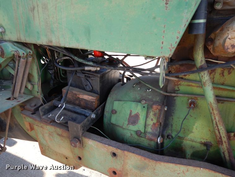 image for item DF5272 1966 Oliver 1650  tractor