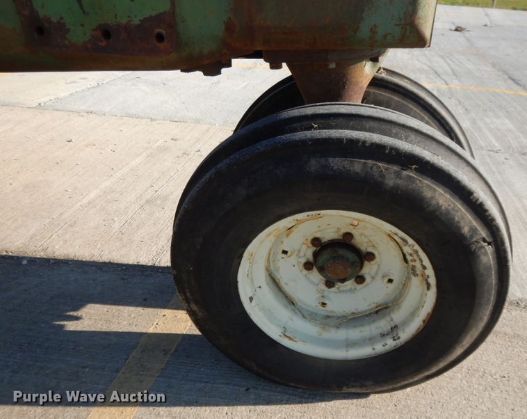 image for item DF5272 1966 Oliver 1650  tractor