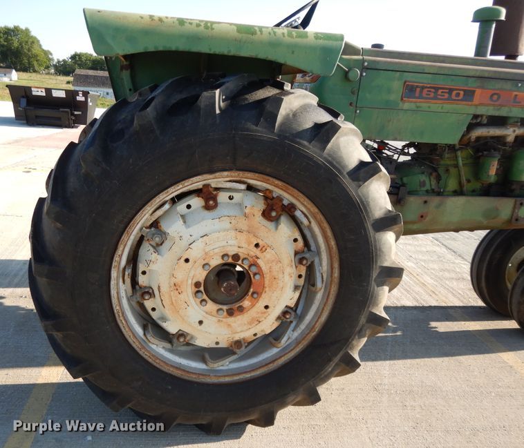 image for item DF5272 1966 Oliver 1650  tractor