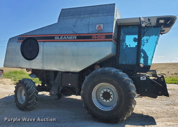 image for item DF5584 1994 Gleaner R62 combine