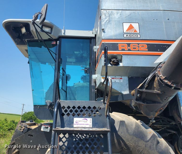 image for item DF5584 1994 Gleaner R62 combine