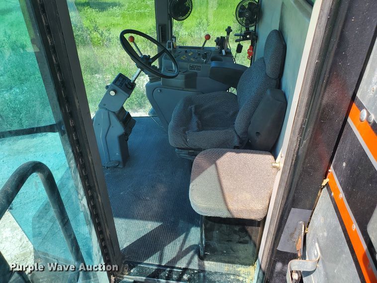 image for item DF5584 1994 Gleaner R62 combine