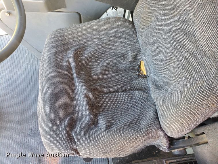 image for item DF5584 1994 Gleaner R62 combine