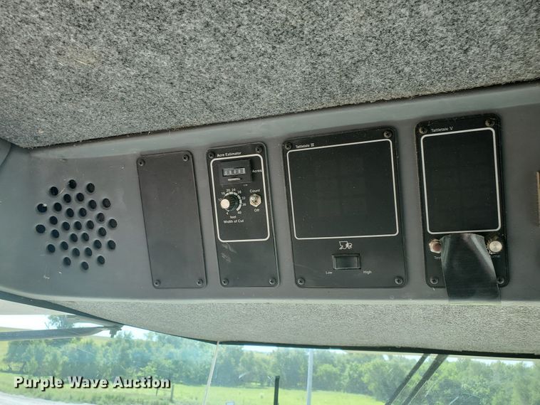 image for item DF5584 1994 Gleaner R62 combine