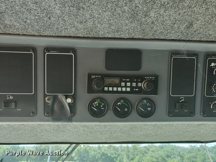 image for item DF5584 1994 Gleaner R62 combine