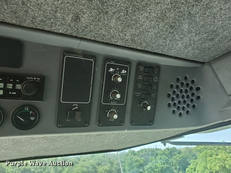 image for item DF5584 1994 Gleaner R62 combine