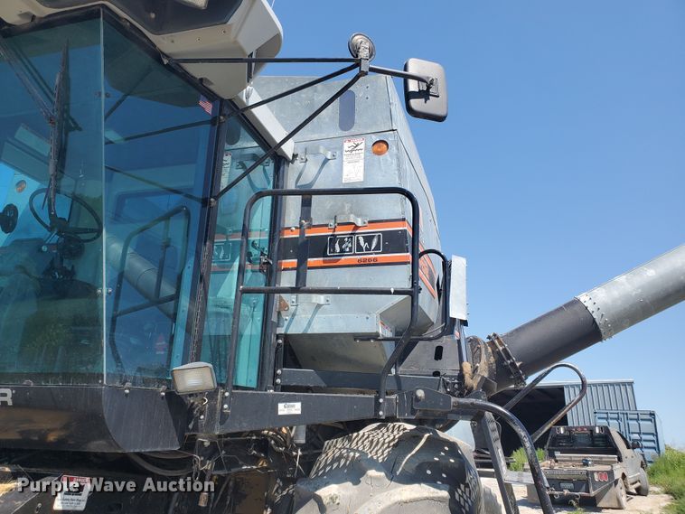 image for item DF5584 1994 Gleaner R62 combine