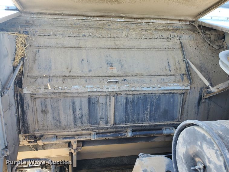 image for item DF5584 1994 Gleaner R62 combine